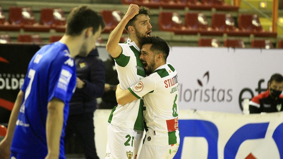 Zequi y Jesulito, jugadores del Córdoba Patrimonio de la Humanidad, celebran un tanto.