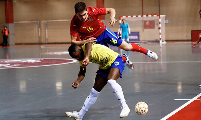Mellado, del Jimbee Cartagena, en un partido con la Selección frente Brasil