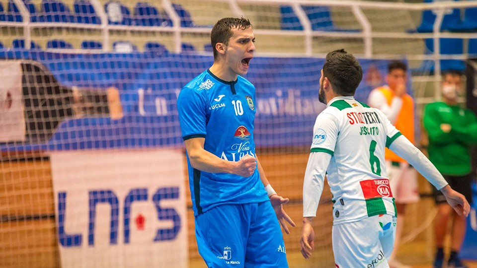 Dani Santos, jugador del Viña Albali Valdepeñas, celebra un gol. (Foto: ACP-FSV)