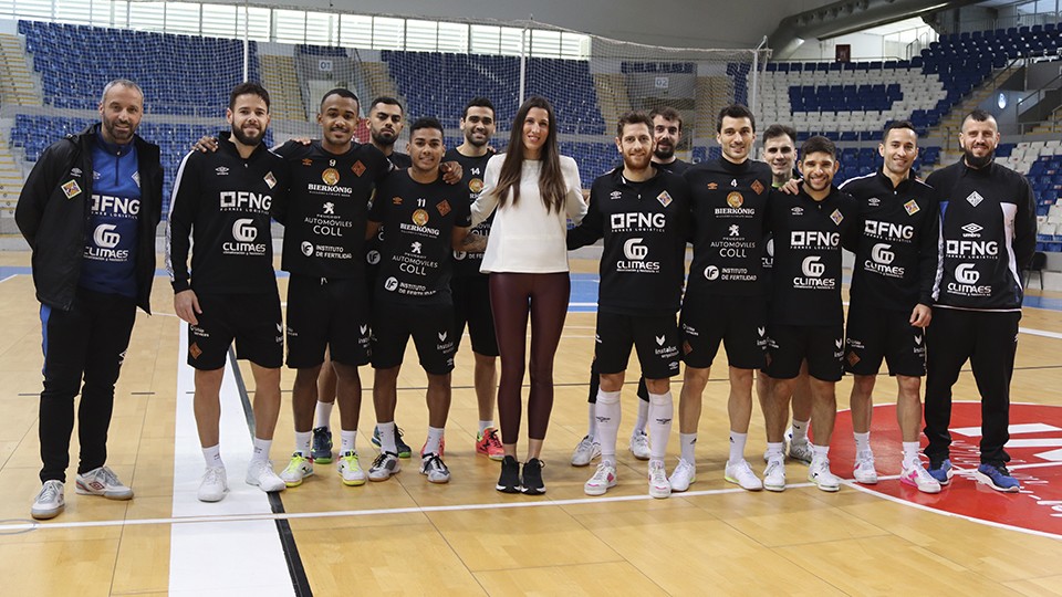 Blanca Gil posa con la plantilla del Palma Futsal en Son Moix.