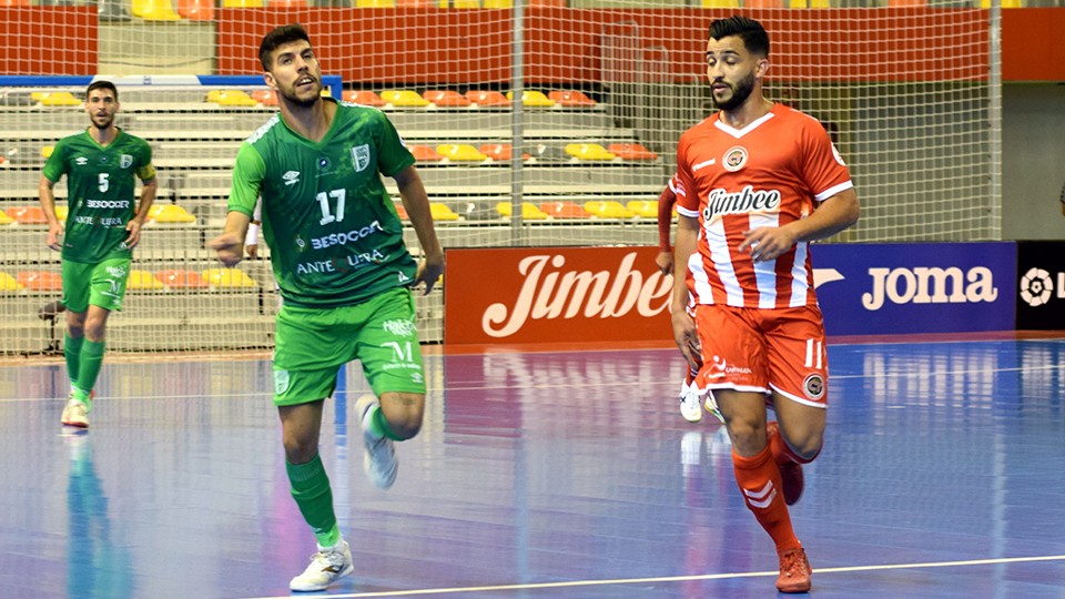 Ramón Vargas, de BeSoccer UMA Antequera, y Waltinho, de Jimbee Cartagena, pelean por el balón.