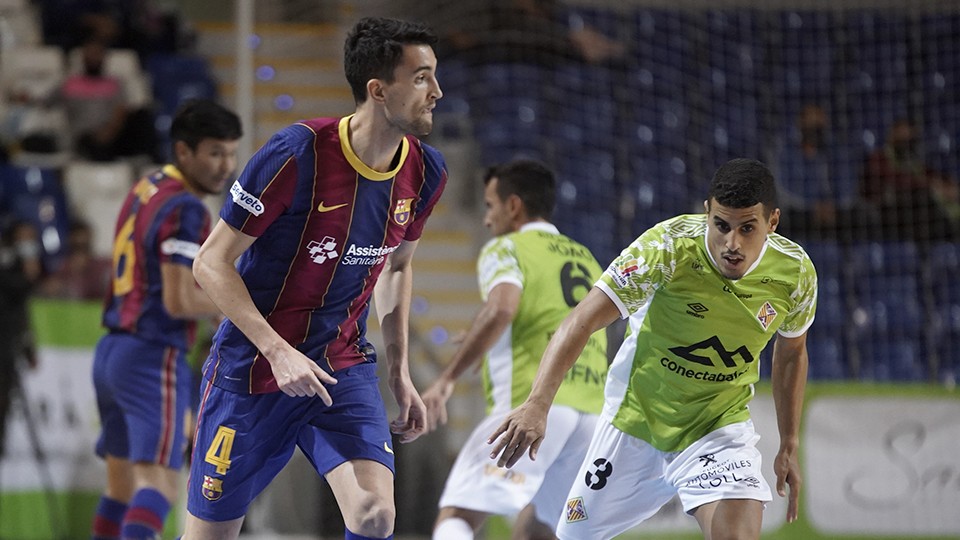 André Coelho, jugador del Barça, ante Hamza, del Palma Futsal.