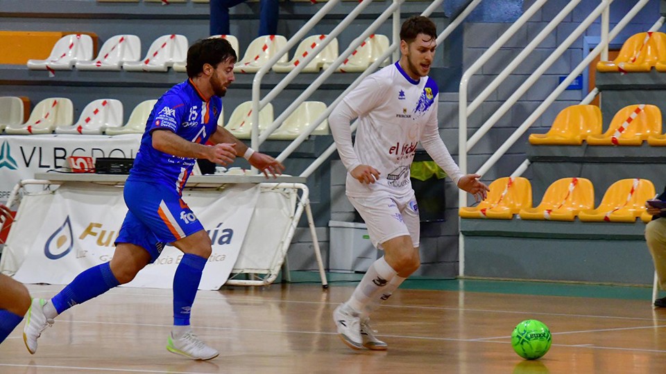 Otero, jugador del Manzanares Quesos El Hidalgo ante Nano Modrego, del Full Energía Zaragoza. (Foto: Andrea Royo López)