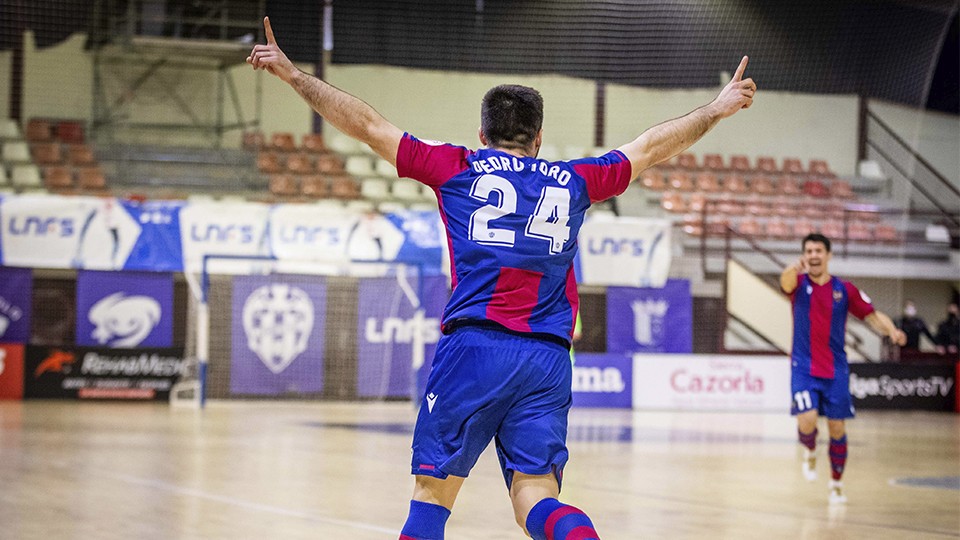 Pedro Toro, jugador del Levante UD FS, celebra un gol
