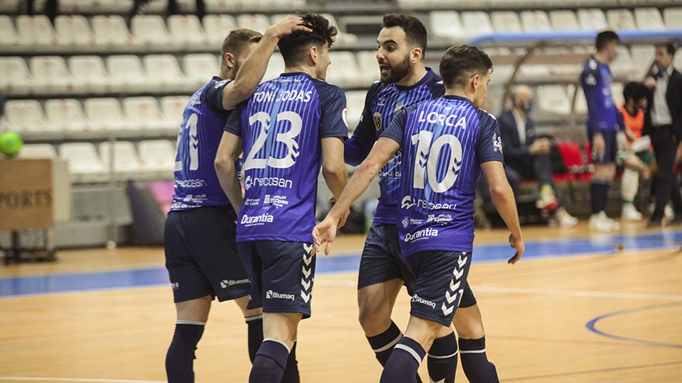 Los jugadores de Bisontes Castellón celebran un gol.