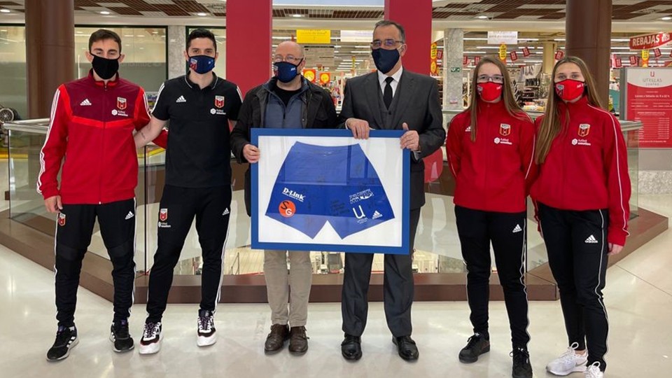 José Ramón Moreno, y el director Retail del GrupoIberebro, Paco Azlor, junto a los jugadores del Fútbol Emotion Zaragoza