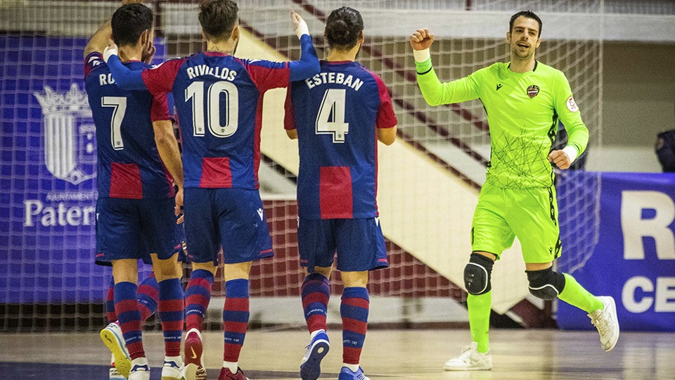 Los jugadores del Levante UD FS celebran un gol.