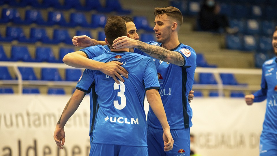 Los jugadores del Viña Albali Valdepeñas celebran un tanto. (Foto: ACP - FSV)