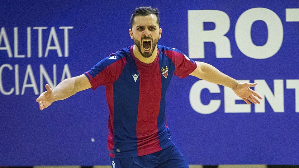 Rafa Usín, jugador del Levante UD FS, celebra un gol.