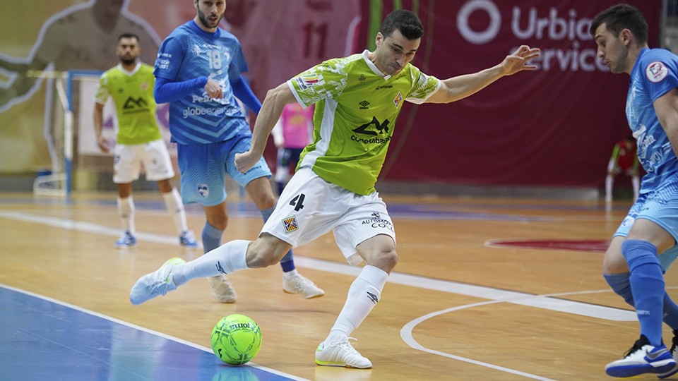 Lolo, jugador de Palma Futsal, golpea el balón durante un partido