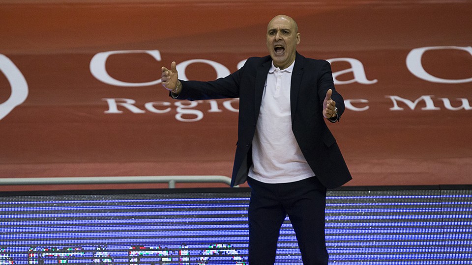Javi Rodríguez, entrenador de Industrias Santa Coloma, da instrucciones a sus jugadores.
