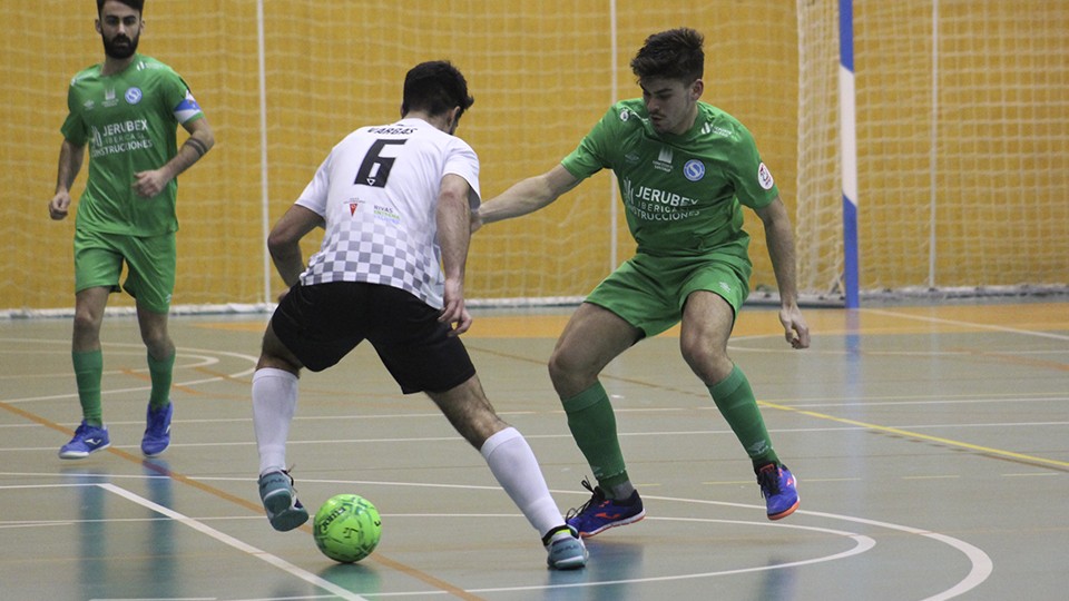 Vargas, de Rivas Futsal, frente a un rival.