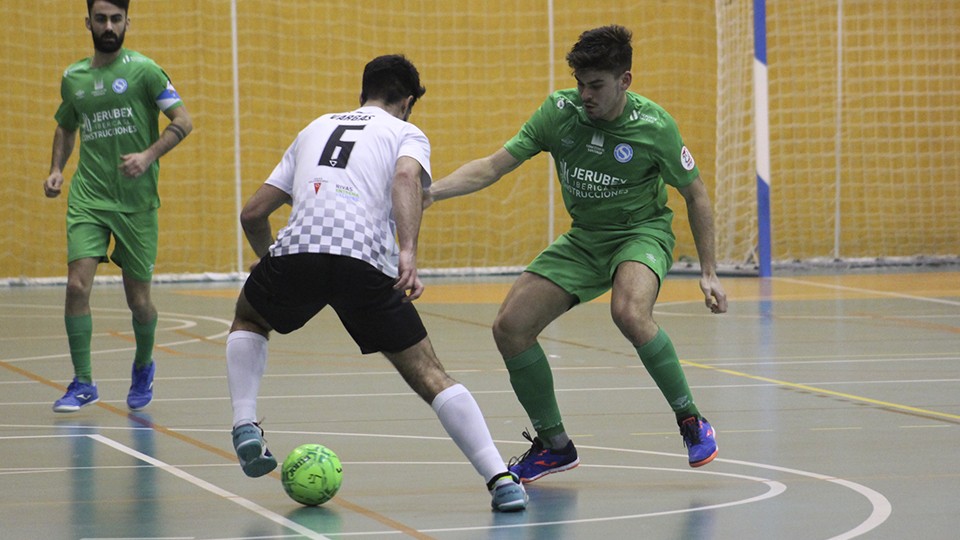 Vargas, de Rivas Futsal, frente a un rival del JERUBEX Santiago Futsal