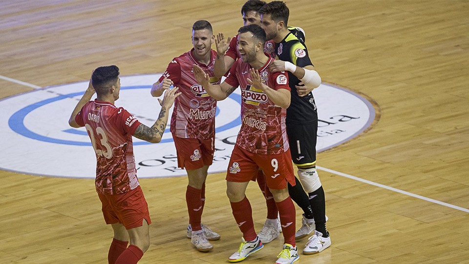 Los jugadores de ElPozo Murcia Costa Cálida celebran un tanto.