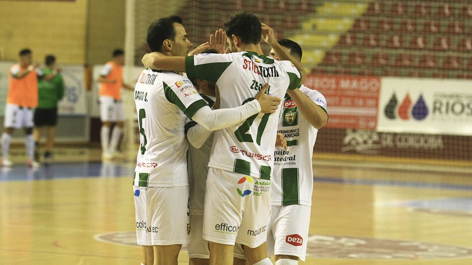 Los jugadores del Córdoba Patrimonio de la Humanidad celebran un gol.