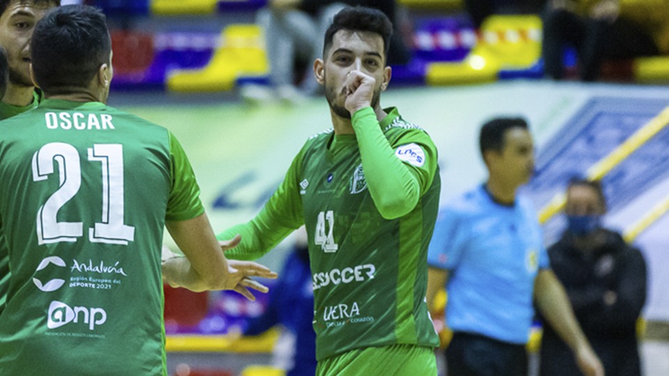 Joaki, jugador del BeSoccer CD UMA Antequera, celebra un tanto.