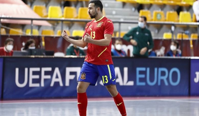 Chino, jugador del Viña Albali Valdepeñas, celebrando un gol con la Selección