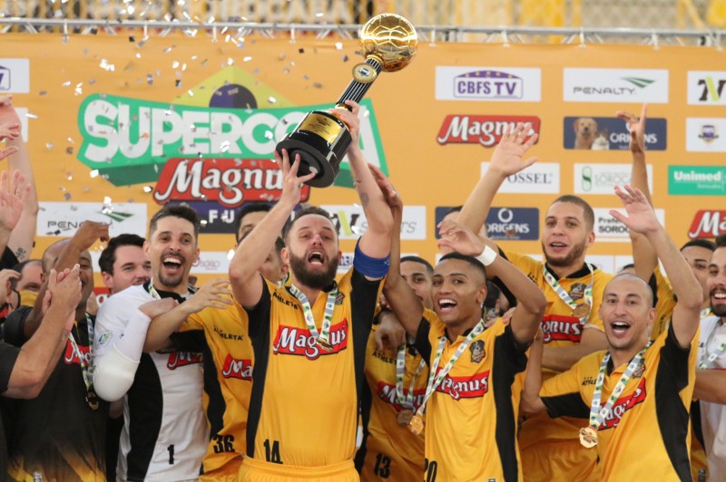 Rodrigo Hardy, capitán de Magnus, levanta la Supercopa de Brasil
