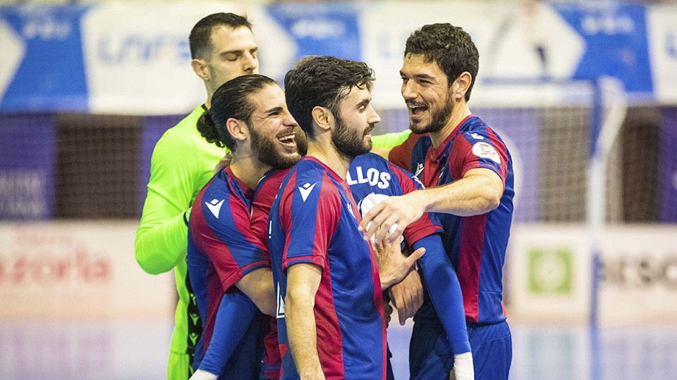 Los jugadores del Levante UD FS celebran un gol.