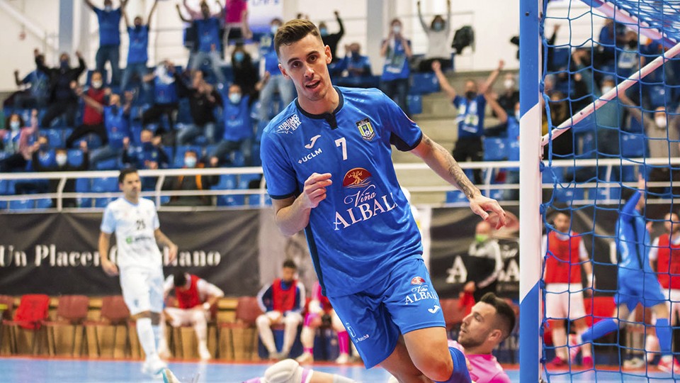 Álex García, jugador del Viña Albali Valdepeñas, celebra un gol. (Foto: ACP-FSV)