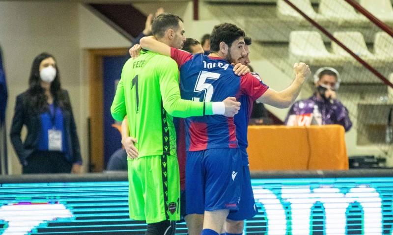 Marc Tolrà, del Levante UD FS, celebra un gol junto con sus compañeros