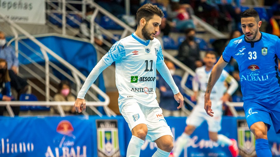 Álex Fuentes, jugador del BeSoccer CD UMA Antequera, ante Cainan, del Viña Albali Valdepeñas. (Foto: ACP-FSV)