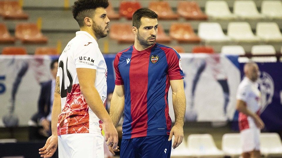 Pedro Toro, jugador del Levante UD FS, y Matteus, de ElPozo Murcia Costa Cálida.