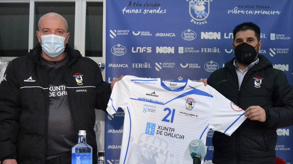 Maca (izq), durante su presentación como nuevo entrenador de O Parrulo Ferrol, junto con Iván López, director deportivo de la entidad ferrolana.