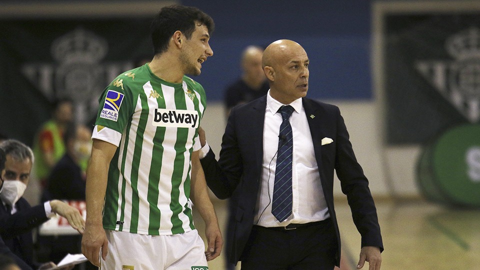 Juanito, entrenador del Real Betis Futsal, da instrucciones a Eric Pérez.