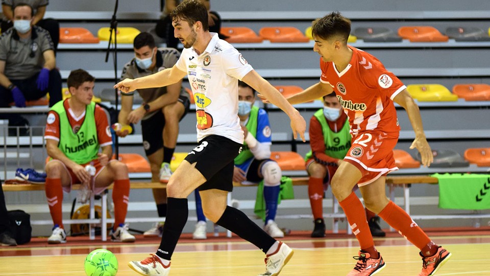 Javi Mínguez, del Ribera Navarra FS, conduce el balón ante Avellino, del Jimbee Cartagena