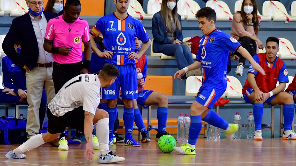 Marcos Forga, jugador del Full Energía Zaragoza, ante Rafita, de Rivas Futsal. (Foto: Andrea Royo López)