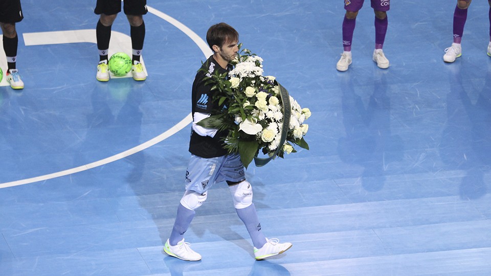 Carlos Barrón, capitán del Palma Futsal, con el ramo de flores que subió centro de flores al palco para homenajear a Miquel Jaume.