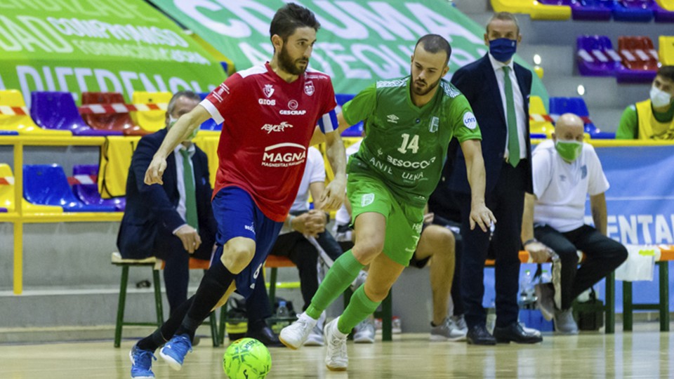 Roberto Martil, jugador del Osasuna Magna Xota, ante Javi Amorós, del BeSoccer CD UMA Antequera.