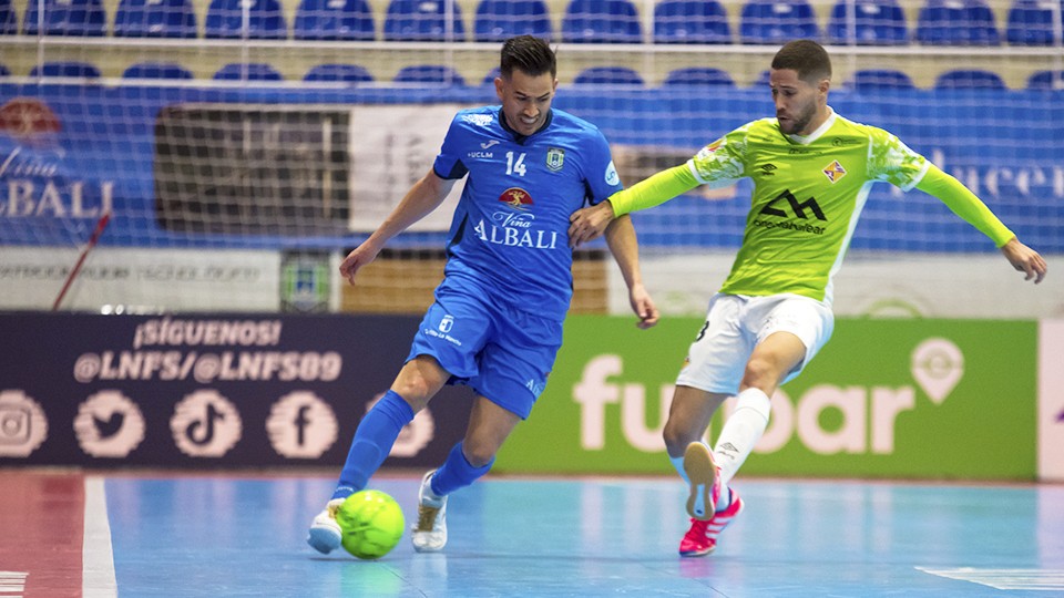 Rafael Rato, jugador del Viña Albali Valdepeñas, ante Raúl Campos, del Palma Futsal. (Foto: ACP-FSV).