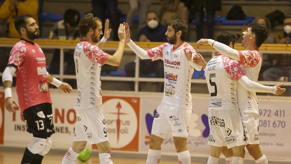 Los jugadores del Noia Portus Apostoli celebran un gol.