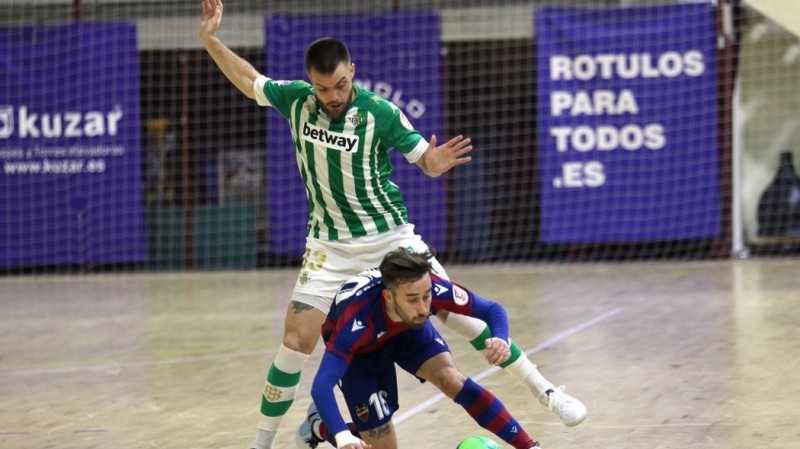 Víctor Arévalo, jugador del Real Betis Futsal, ante Rivillos, del Levante UD FS.