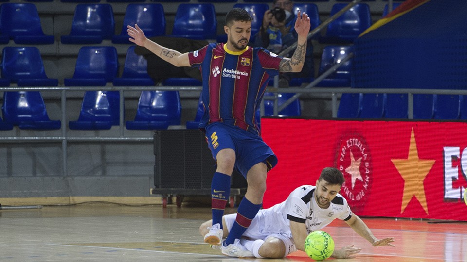 Matheus, del Barça, con el balón.