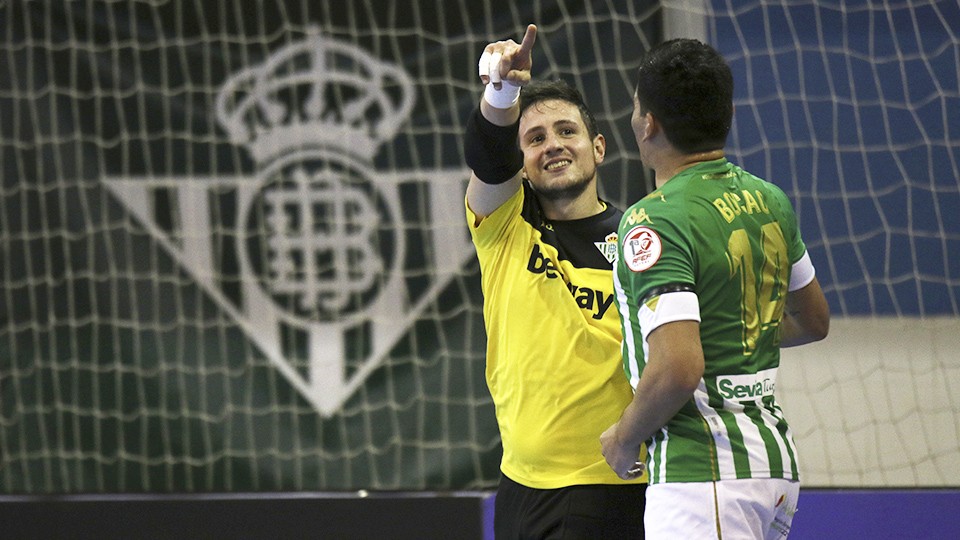 Nico Sarmiento, portero del Real Betis Futsal, celebra un gol.