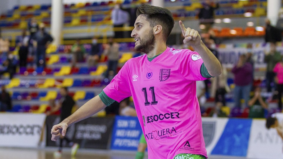 Álex Fuentes, jugador del BeSoccer CD UMA Antequera, celebra un tanto.