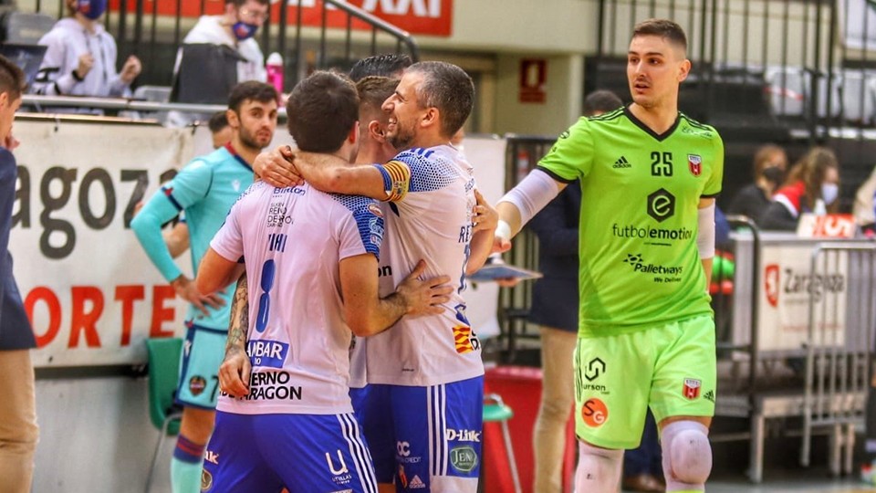 Los jugadores del Fútbol Emotion Zaragoza celebran un gol.