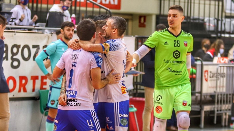 Los jugadores del Fútbol Emotion Zaragoza celebran un gol.