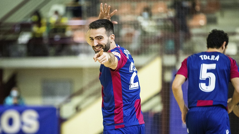 Pedro Toro, jugador del Levante UD FS, celebra un tanto.