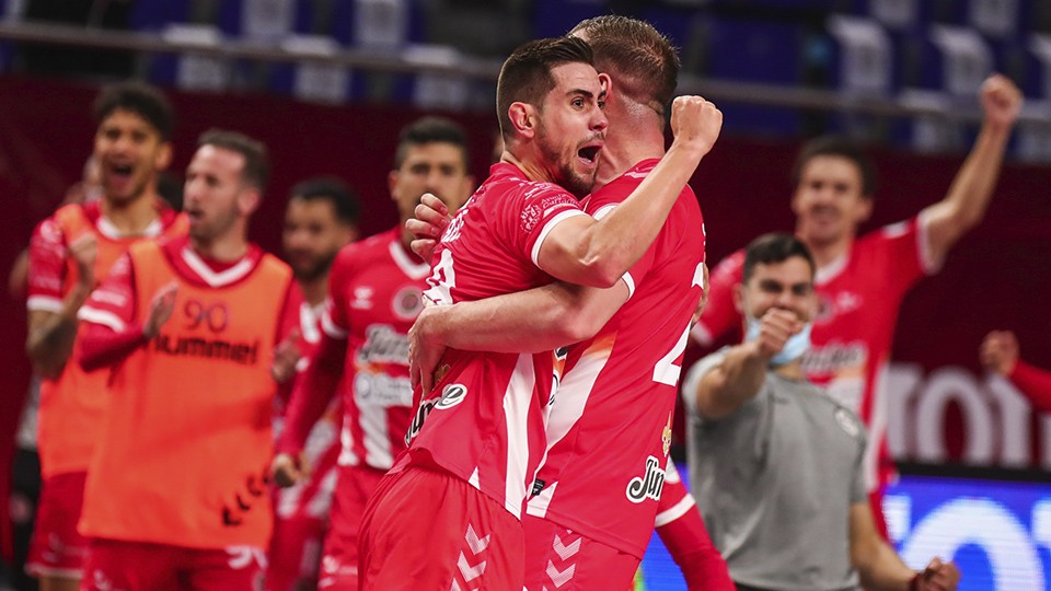 Bebe y Solano, de Jimbee Cartagena, celebran un gol.