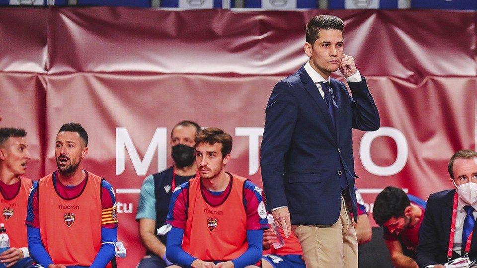 Diego Ríos, entrenador del Levante UD, durante el partido de Cuartos de Final de la Copa de España.