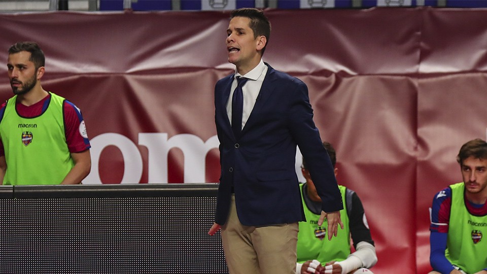 Diego Ríos, entrenador del Levante UD, durante un partido.