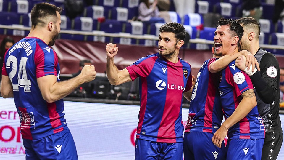 Los jugadores del Levante UD FS celebran un tanto.