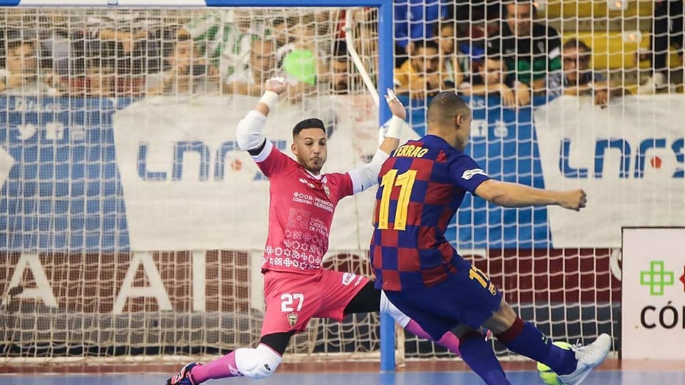 Ferrao, jugador del Barça, dispara ante Cristian Ramos, portero del Córdoba Patrimonio de la Humanidad.