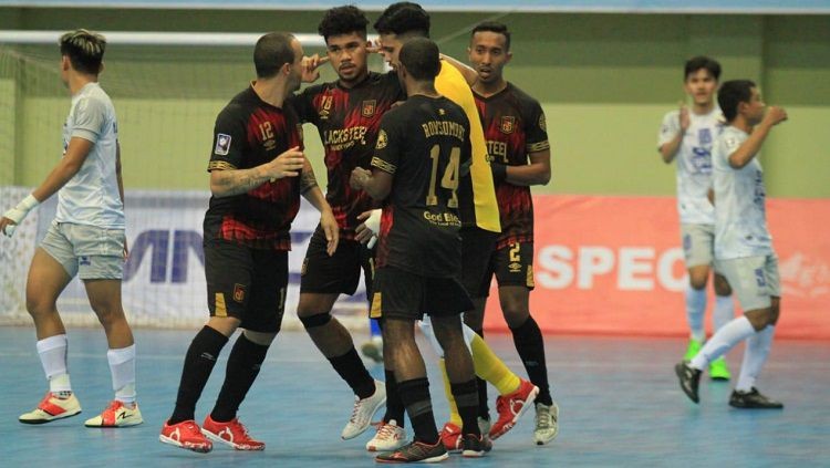 Evan Soumilena celebra un gol del Black Steel Manokwari de Indonesia