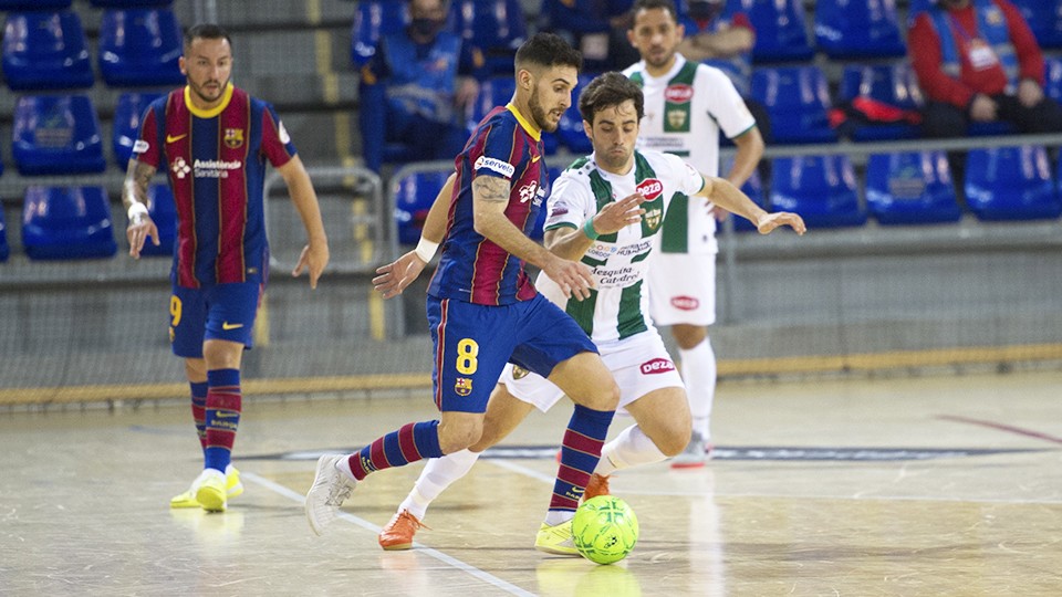 Adolfo, jugador del Barça, ante Pablo del Moral.