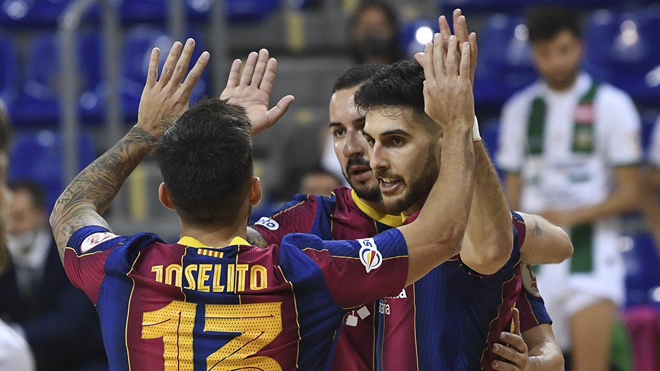 Los jugadores del Barça celebran un tanto.